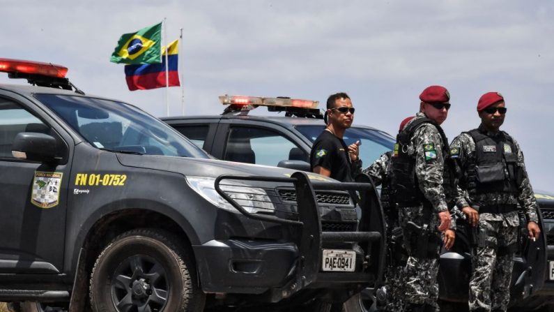 Los soldados brasileños hacen guardia en la frontera entre Brasil y Venezuela, en Pacaraima, estado de Roraima, Brasil, el 27 de febrero de 2019. (NELSON ALMEIDA/AFP/Getty Images)