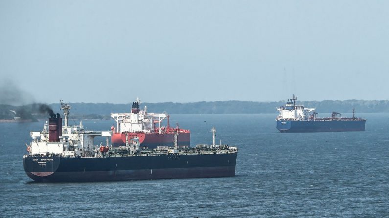 Los petroleros navegan por el lago de Maracaibo en Maracaibo, Venezuela, el 15 de marzo de 2019. (JUAN BARRETO/AFP/Getty Images)