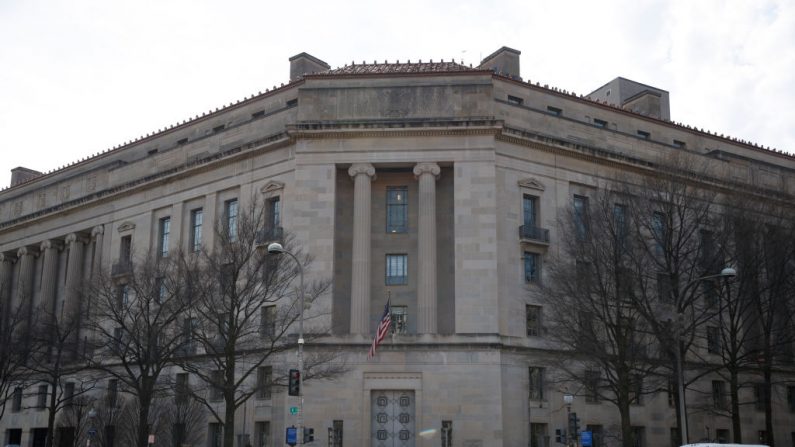  Una vista exterior del edificio del Departamento de Justicia de los Estados Unidos el 15 de marzo de 2019 a lo largo de la Avenida Constitution en Washington, DC.  (Tom Brenner/Getty Images)
