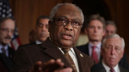 Alto demócrata afirma que la Cámara podría retrasar indefinidamente el impeachment en el Senado