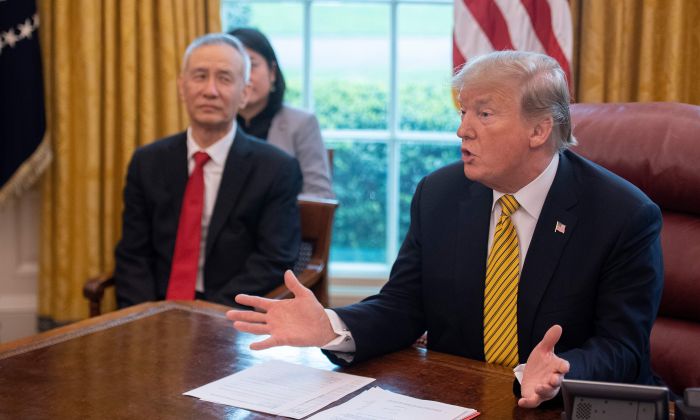 El presidente de los Estados Unidos, Donald Trump (Der.), habla durante una reunión comercial con el viceprimer ministro de China, Liu He (Izq.), en el Despacho Oval de la Casa Blanca en Washington, DC, el 4 de abril de 2019. (JIM WATSON/AFP/Getty Images)
