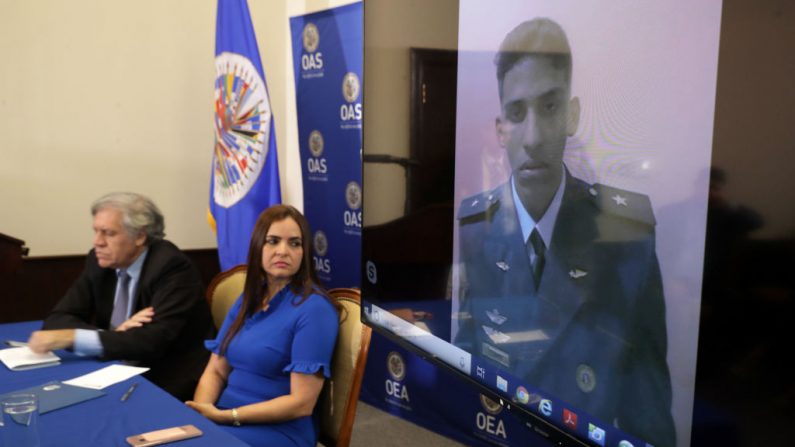 El Secretario General de la Organización de los Estados Americanos, Luis Almagro (i), y la Directora Ejecutiva del Instituto CASLA, Tamara Suju, escuchan al exteniente de la Fuerza Aérea Venezolana en la OEA el 20 de marzo de 2019 en Washington, DC . El exaviador, que desertó de Venezuela a principios de ese año, habló sobre la tortura a manos de los militares y mostró un vídeo de presuntos presos políticos en una prisión de Caracas. (Foto de Chip Somodevilla / Getty Images)