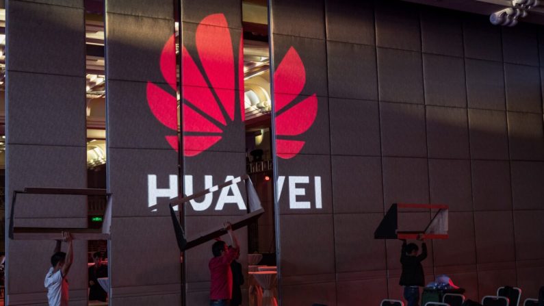 Los trabajadores preparan la sede de la Cumbre Mundial de Analistas HAS2019 de Huawei en Shenzhen, China, el 16 de abril de 2019. (Billy H.C. Kwok/Getty Images)