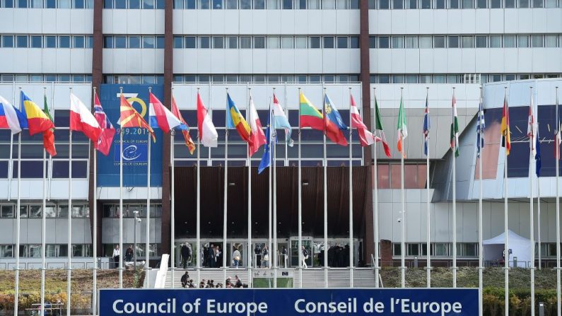 Una foto tomada el 5 de mayo de 2019 muestra banderas durante la jornada de puertas abiertas que marca el 70 aniversario del Consejo de Europa en Estrasburgo, en el noreste de Francia. (FREDERICK FLORIN / AFP / Getty Images)
