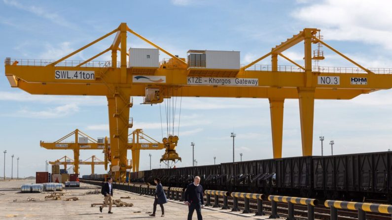 Foto de archivo tomada el 15 de abril de 2019 muestra el puerto seco KTZE-Khorgos Gateway, un centro logístico en el lado kazajo de la frontera entre Kazajstán y China, el 15 de abril de 2019. (Abduaziz Madyarov/AFP vía Getty Images)