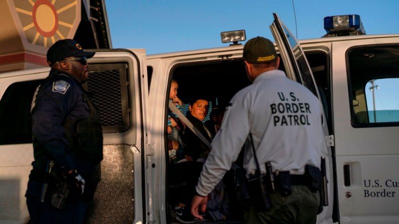 Migrantes, en su mayoría de América Central, abordan una camioneta que los llevará a un centro de procesamiento, el 16 de mayo de 2019, en El Paso, Texas. (PAUL RATJE/AFP vía Getty Images)