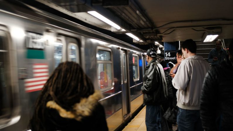 La gente espera en el metro en una foto de archivo en la ciudad de Nueva York. (Spencer Platt/Getty Images)
