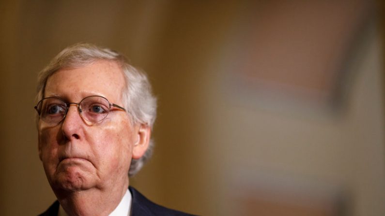 El líder de la mayoría del Senado, Mitch McConnell (R-KY), hace comentarios durante la Conferencia de prensa semanal sobre el almuerzo de política del Senado el 25 de junio de 2019 en Capitol Hill en Washington, DC. (Foto de Tom Brenner / Getty Images)