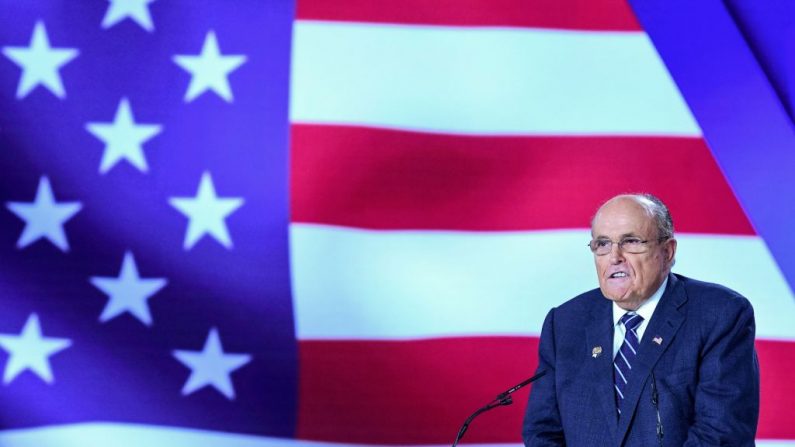 El ex alcalde de la ciudad de Nueva York Rudy Giuliani habla durante una conferencia "120 años de lucha por la libertad de Irán (Créditos GENT SHKULLAKU/AFP vía Getty Images)