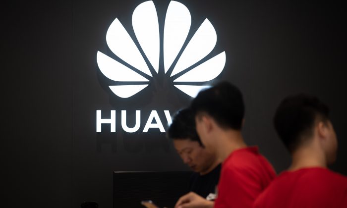 Los empleados trabajan en una tienda Huawei en Dongguan, China, el 9 de agosto de 2019. (Fred DufourAFP / Getty Images)