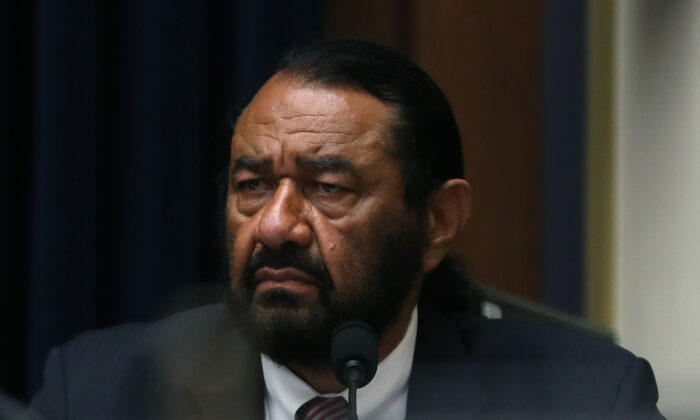 El representante Al Green (D-Texas) escucha el testimonio durante una audiencia del Comité de Servicios Financieros de la Cámara de Representantes en Capitol Hill en Washington el 17 de julio de 2019. (Mark Wilson / Getty Images)