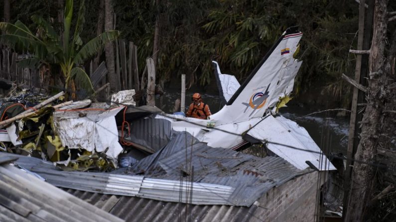 Los rescatistas trabajan en el sitio donde un avión se estrelló en el vecindario de Junin en Popayán, suroeste de Colombia, el 15 de septiembre de 2019. (LUIS ROBAYO/AFP/Getty Images)