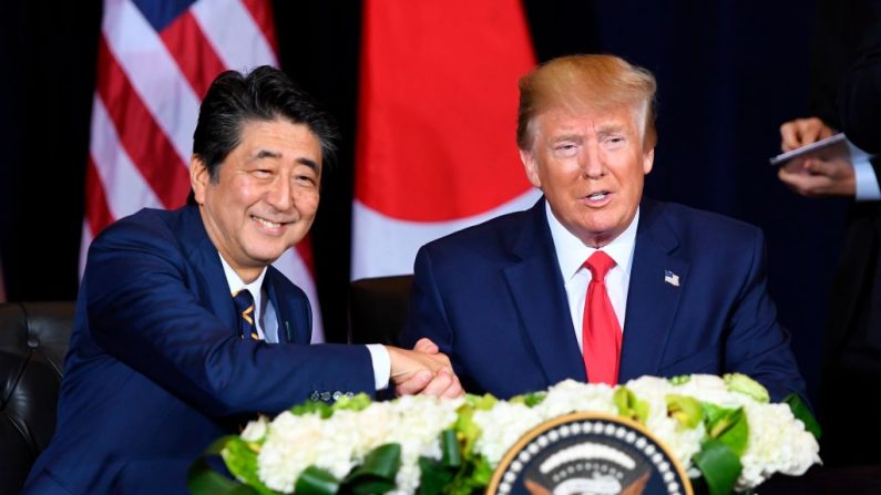 El presidente de los Estados Unidos, Donald Trump, y el primer ministro japonés, Shinzo Abe, se dan la mano después de firmar un acuerdo comercial en Nueva York, el 25 de septiembre de 2019, al margen de la Asamblea General de las Naciones Unidas. (SAUL LOEB/AFP/Getty Images)