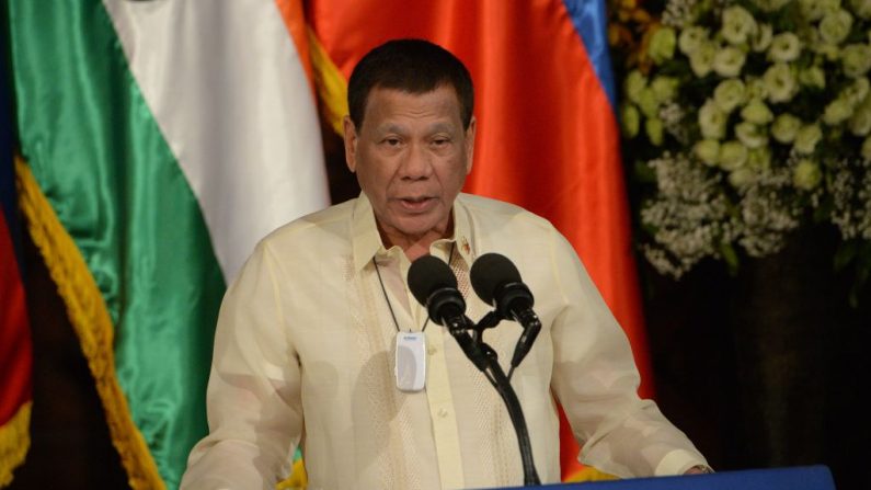 El presidente filipino Rodrigo Duterte habla durante una conferencia de prensa conjunta con su homólogo indio Ram Nath Kovind (no en la foto) en el Palacio Malacanang en Manila el 18 de octubre de 2019. (TED ALJIBE/AFP/Getty Images)