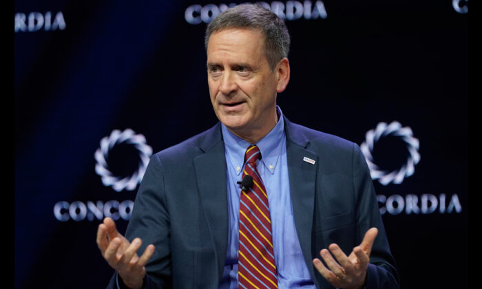 El administrador de USAID, Mark Green, habla en el escenario durante la Cumbre Anual de la Concordia 2019 en Grand Hyatt New York, en la ciudad de Nueva York, el 24 de septiembre de 2019. (Riccardo Savi/Getty Images para la Cumbre de Concordia)