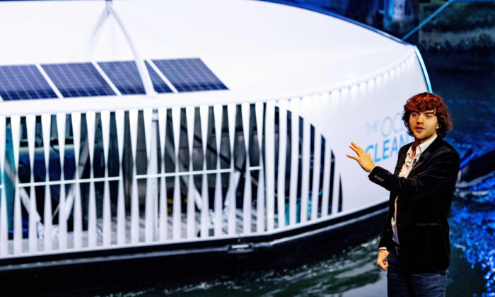 Boyan Slat, fundador y director general holandés de The Ocean Cleanup, presenta en Rótterdam el nuevo sistema de barcazas llamado "The Interceptor", que se utilizará para la expansión de su campaña de limpieza de ríos y océanos, el 26 de octubre de 2019. (Robin Utrecht/ANP/AFP vía Getty Images)