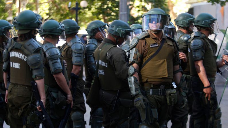 Agentes de la policía antidisturbios (Carabineros) de Chile. Fotografía tomada el 7 de noviembre de 2019 en Santiago, Chile. (Marcelo Hernández / Getty Images)
