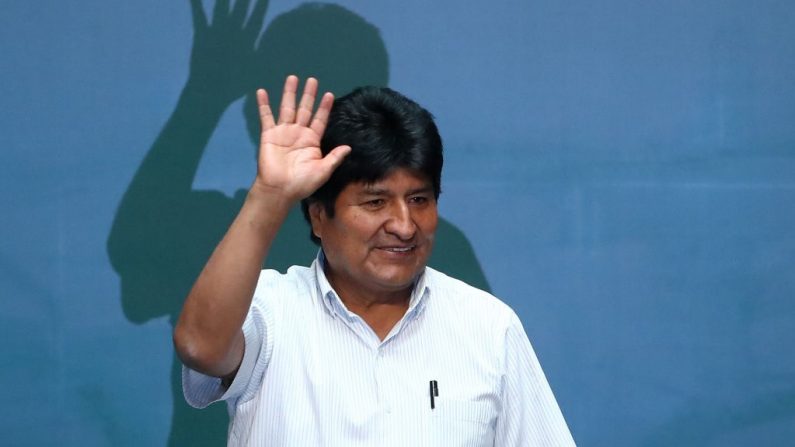 El expresidente de Bolivia Evo Morales saluda durante un evento el 13 de noviembre de 2019 en la Ciudad de México, México. (Foto de Hector Vivas/Getty Images)