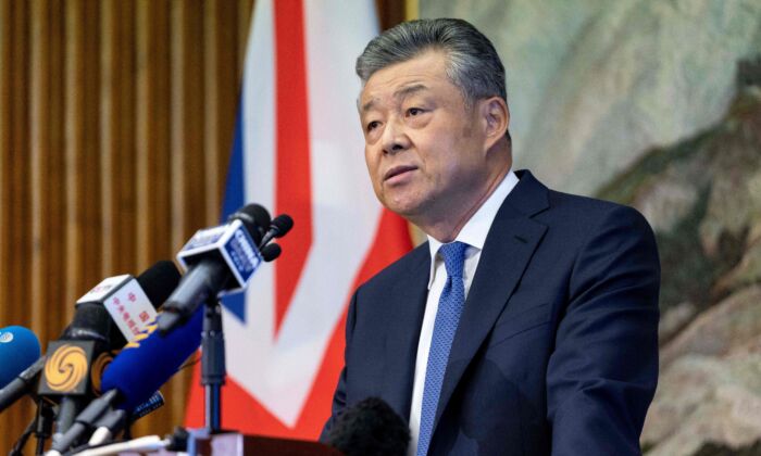 El embajador de China en Gran Bretaña, Liu Xiaoming, habla con miembros de los medios de comunicación durante una conferencia de prensa relacionada con los continuos disturbios en Hong Kong, que se realizó en la Embajada de China en Londres el 18 de noviembre de 2019. (NIKLAS HALLE'N/AFP vía Getty Images)

