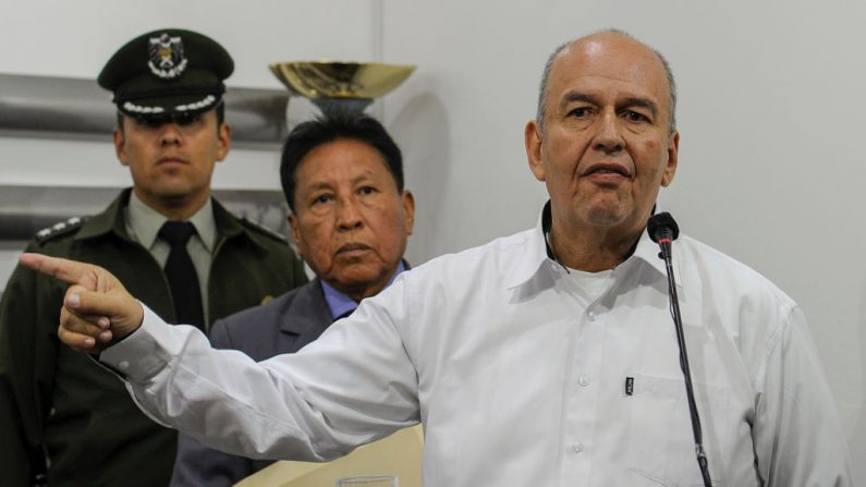 El ministro interino del gobierno boliviano, Arturo Murillo (d), pronuncia una conferencia de prensa en La Paz, el 20 de noviembre de 2019.(JORGE BERNAL/AFP/Getty Images)