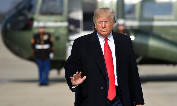El presidente Donald Trump se dirige a bordo del Air Force One antes de partir de la Base Andrews de la Fuerza Aérea en Maryland el 20 de noviembre de 2019. (MANDEL NGAN / AFP a través de Getty Images)