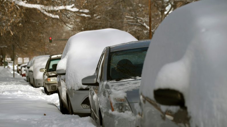 Autos yacen enterrados bajo nieve fresca en Denver, Colorado, el 27 de noviembre de 2019. (Jason Connolly/AFP vía Getty Images)
