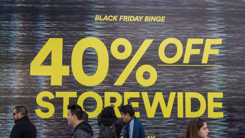 Compradores pasan por una tienda en promoción durante las ventas del Black Friday en Los Ángeles, California, el 29 de noviembre de 2019. (Mark Ralston/AFP a través de Getty Images)