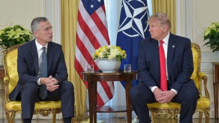 Trump elogia y defiende la alianza de la OTAN en la cumbre