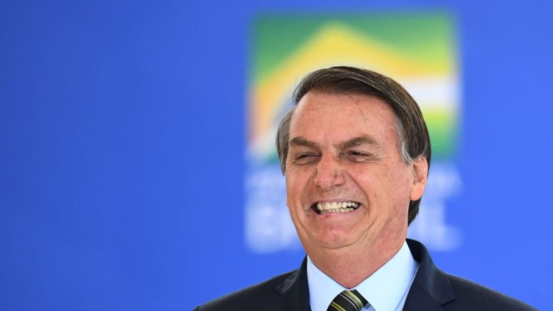 El presidente brasileño, Jair Bolsonaro, durante la ceremonia de promoción de Oficiales Generales de las Fuerzas Armadas en el Palacio de Planalto en Brasilia el 9 de diciembre de 2019. (EVARISTO SA/AFP/Getty Images)