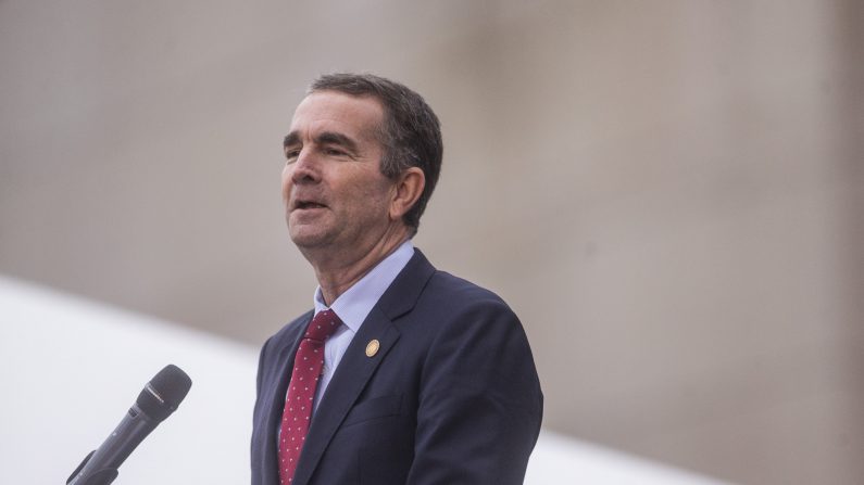 El gobernador de Virginia Ralph Northam habla durante una ceremonia de presentación de Rumours of War, una estatua del artista Kehinde Wiley, en el Museo de Bellas Artes de Virginia el 10 de diciembre de 2019 en Richmond, Virginia. (Zach Gibson/Getty Images)