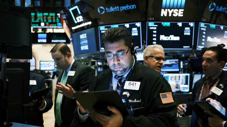 Los operadores trabajan en el piso de la Bolsa de Valores de Nueva York (NYSE) el 15 de noviembre de 2019 en la ciudad de Nueva York. (Foto de Spencer Platt/Getty Images)