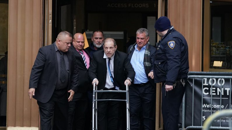 Harvey Weinstein deja el Tribunal Penal de Manhattan, usando un andador, luego de una audiencia el 11 de diciembre de 2019 en Nueva York. (BRYAN R. SMITH/AFP a través de Getty Images)