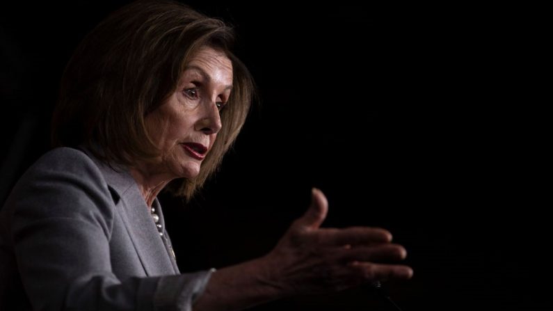 La presidenta de la Cámara de Representantes, Nancy Pelosi (D-CA), habla durante su conferencia de prensa semanal en el Capitolio el 12 de diciembre de 2019 en Washington, DC. (Foto de Drew Angererer/GettyImages)