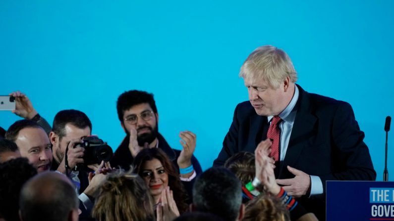 El primer ministro británico y líder del Partido Conservador Boris Johnson se va después de hablar con sus partidarios y la prensa mientras los conservadores celebran una victoria electoral el 13 de diciembre de 2019 en Londres, Inglaterra. (Foto por Christopher Furlong / Getty Images)
