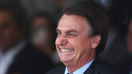 Presidente de Brasil Jair Bolsonaro da negativo por coronavirus