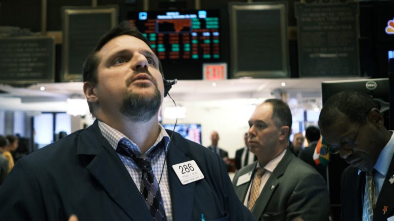 Operadores en el piso de la Bolsa de Valores de Nueva York (NYSE) en la ciudad de Nueva York, el 20 de noviembre de 2019. (Spencer Platt/Getty Images)