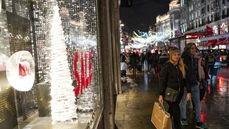 Los compradores pasan por delante de las exposiciones navideñas el 17 de diciembre de 2019 en Londres, Inglaterra. (Peter Summers/Getty Images)