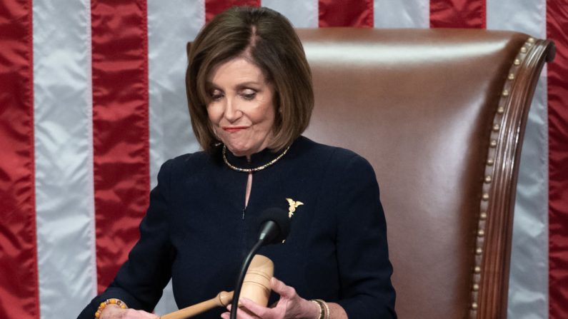 La presidenta de la Cámara de Representantes de los Estados Unidos, la demócrata de California, Nancy Pelosi, preside la votación de la Resolución 755, con los Artículos de juicio político contra el presidente Donald J. Trump en el Capitolio de Estados Unidos en Washington, DC, el 18 de diciembre de 2019. (SAUL LOEB / AFP a través de Getty Images)