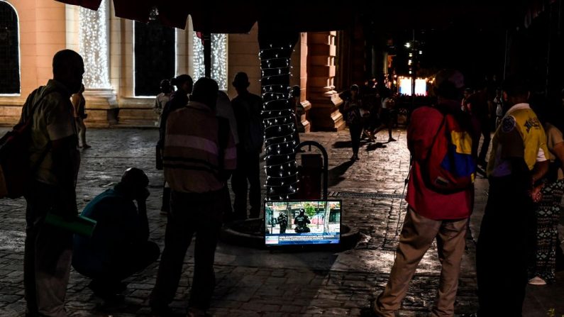 La gente mira televisión en la Plaza Bolívar de Caracas, el 13 de diciembre de 2019. (YURI CORTEZ/AFP/Getty Images)