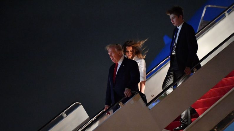 El Presidente de Estados Unidos Donald Trump, la Primera Dama  Melania Trump, y su hijo Barron Trump, llegan al Aeropuerto Internacional de Palm Beach en West Palm Beach el 20 de diciembre de 2019. (NICHOLAS KAMM/AFP vía Getty Images)