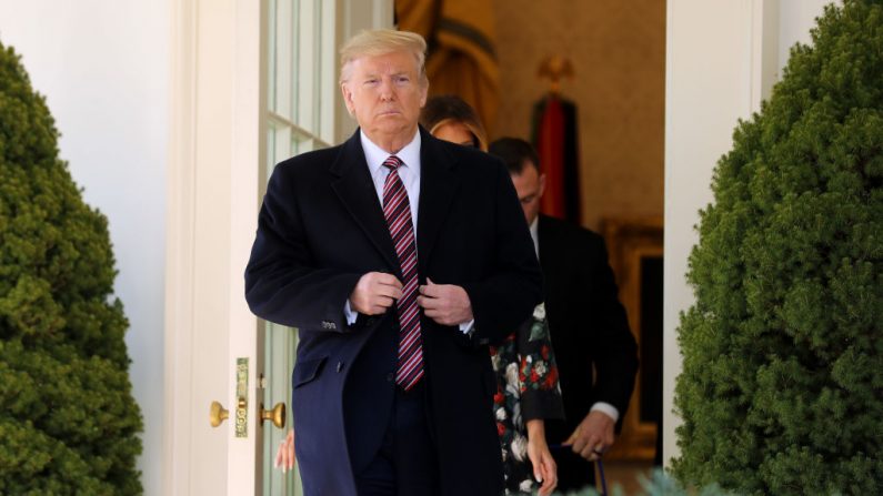 El presidente Donald Trump sale de la Oficina Oval antes de posar para fotografías con Conan, el militar estadounidense K9 en la Casa Blanca el 25 de noviembre de 2019 en Washington, DC. (Chip Somodevilla/Getty Images)
