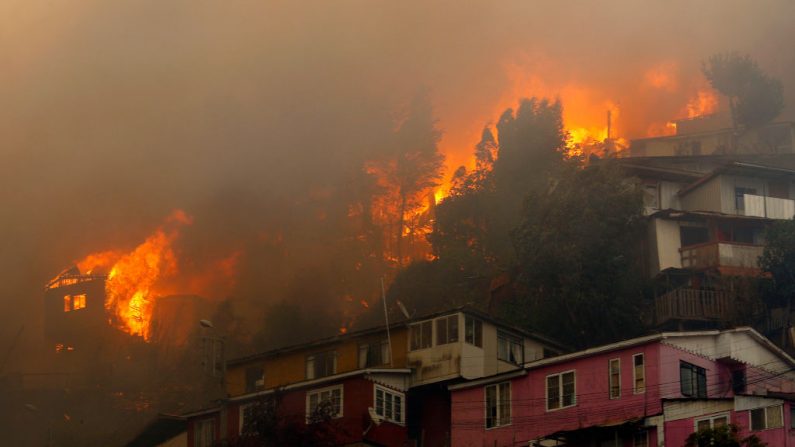 Las casas se queman  durante un incendio forestal en la colina Rocuant en Valparaíso, Chile, el 24 de diciembre de 2019. (RAUL ZAMORA / ATON CHILE / AFP a través de Getty Images)