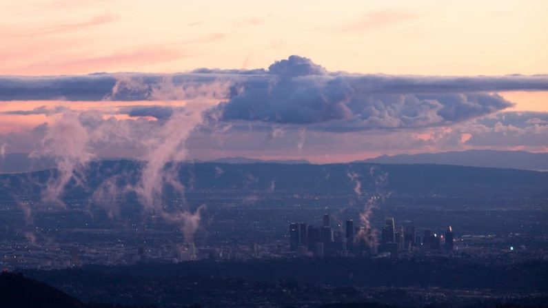 Nubes se ciernen sobre el centro de Los Ángeles, California, el 26 de diciembre de 2019, después de que una fría tormenta de invierno trajera fuertes lluvias, nieve y fuertes vientos a gran parte del sur de California. (Foto de Robyn Beck / AFP) (Foto de ROBYN BECK/AFP vía Getty Images)