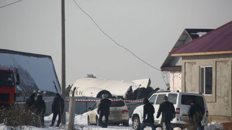 Una vista del lugar del accidente de un avión de pasajeros en las afueras de Almaty el 27 de diciembre de 2019. Un avión de pasajeros que transportaba a 100 personas se estrelló contra una casa poco después de despegar de la ciudad más grande de Kazajstán. (RUSLAN PRYANIKOV/AFP vía Getty Images)