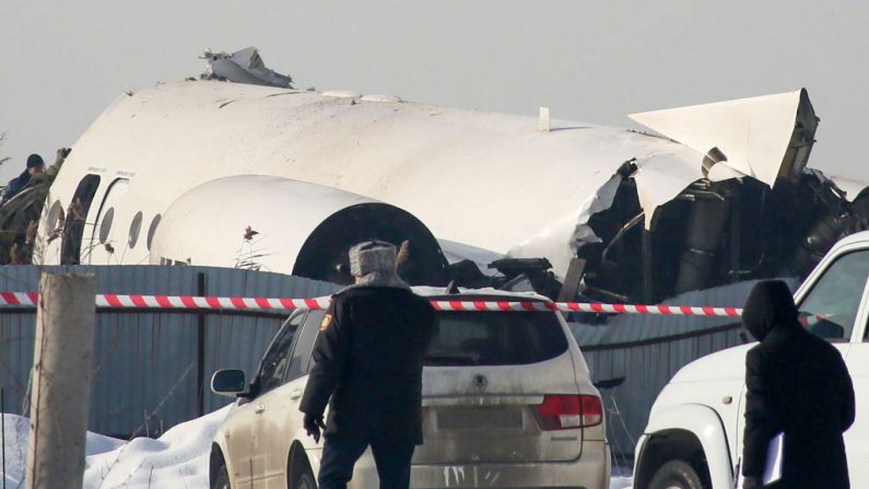 Una vista del sitio del accidente de un avión de pasajeros en las afueras de Almaty el 27 de diciembre de 2019. - Unas 15 personas murieron 9 y decenas resultaron heridas cuando un avión de pasajeros que transportaba a 100 personas se estrelló en una casa poco después del despegue. (RUSLAN PRYANIKOV/AFP/Getty Images)