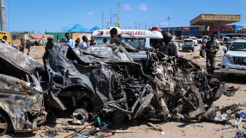 Los restos de un automóvil que fue destruido durante el ataque con coche bomba se ve en Mogadiscio, Somalia, el 28 de diciembre de 2019. (ABDIRAZAK HUSSEIN FARAH/AFP/Getty Images)
