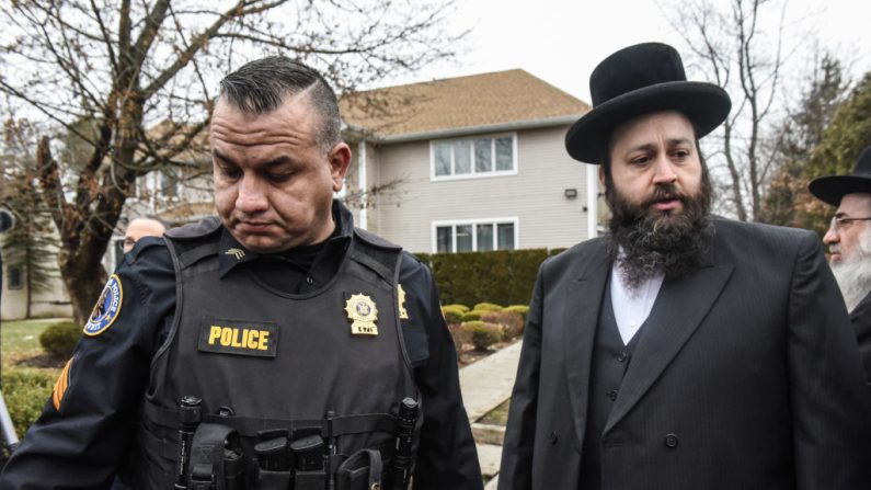 Un oficial de la policía de Ramapo hace guardia frente a la casa del rabino Chaim Rottenberg el 29 de diciembre de 2019 en Monsey, Nueva York. 
(Stephanie Keith/Getty Images)