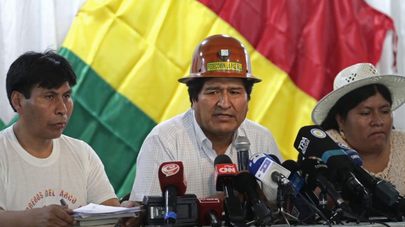 El expresidente boliviano Evo Morales (c), acompañado por el representante de la Confederación Sindical Unificada de Trabajadores Rurales de Bolivia, Roberto Machaco (i) y el Secretario de Relaciones Internacionales del partido Movimiento al Socialismo (MAS), Juanita Ancieta (d), habla durante una conferencia de prensa después de mantener una reunión con miembros del MAS para fijar la fecha y el lugar para elegir a su candidato presidencial para las elecciones generales bolivianas, en Buenos Aires (Argentina), el 29 de diciembre de 2019. (PAGNI/AFP/Getty Images)