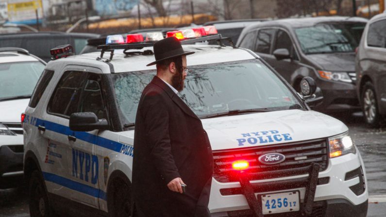 Un automóvil de la policía de Nueva York patrulla en el sur de Williamsburg Brooklyn el 30 de diciembre de 2019 en la ciudad de Nueva York, dos días después de que un intruso hiriera a cinco personas en la casa de un rabino en Monsey, Nueva York, durante una reunión para celebrar el festival judío de Hanukkah. (Foto de Kena Betancur / AFP) (Foto de KENA BETANCUR / AFP a través de Getty Images)
