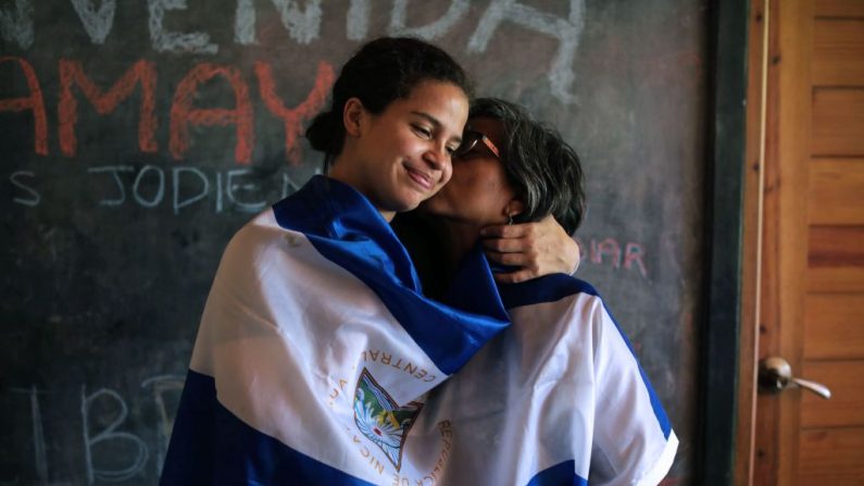 La líder estudiantil belga-nicaragüense Amaya Coppens (izq.) abraza a su madre en su casa en Estelí, una ciudad a unos 150 km de Managua, Nicaragua, el 30 de diciembre de 2019 después de ser liberada de la prisión de El Chipote. (INTI OCON/AFP/Getty Images)